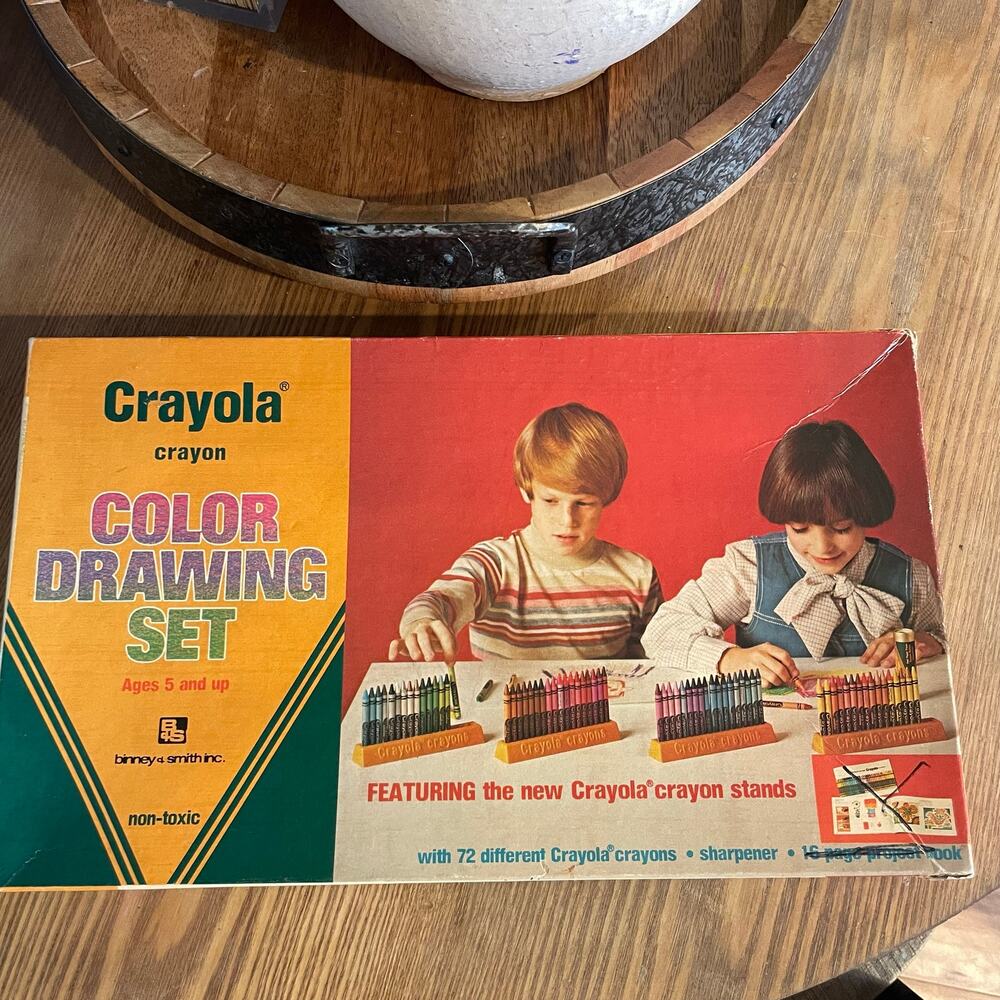 Crayola crayon color drawing set from 1977